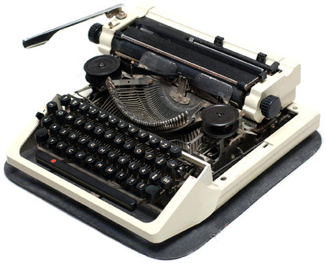 打字机被认为是打印机和键盘的前身，是克里斯托弗·肖尔斯在1868年发明的