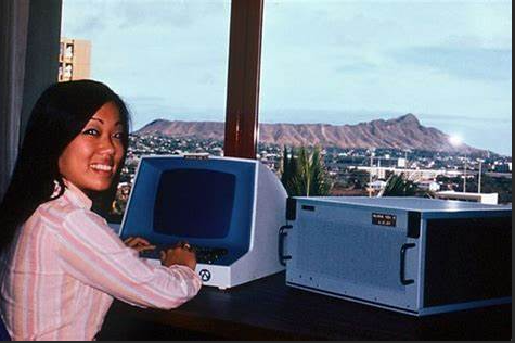 1971年，夏威夷使用ULO无线分组网络ALOHAnet将岛屿连接在一起