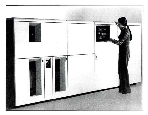 IBM于1976年推出了IBM 3800打印系统，这是第一台高速激光打印机