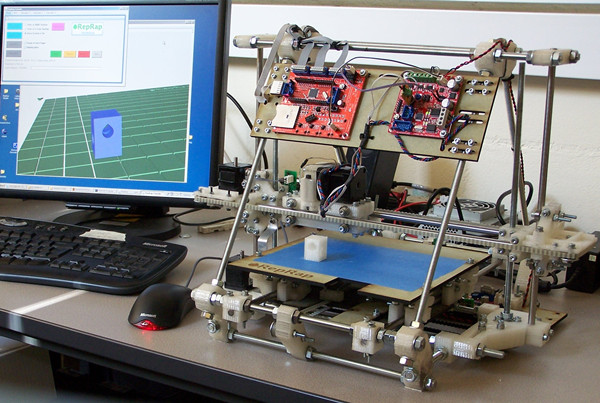 2009年，RepRap和其他商业公司一起，使用FDM技术开发新的3D打印机