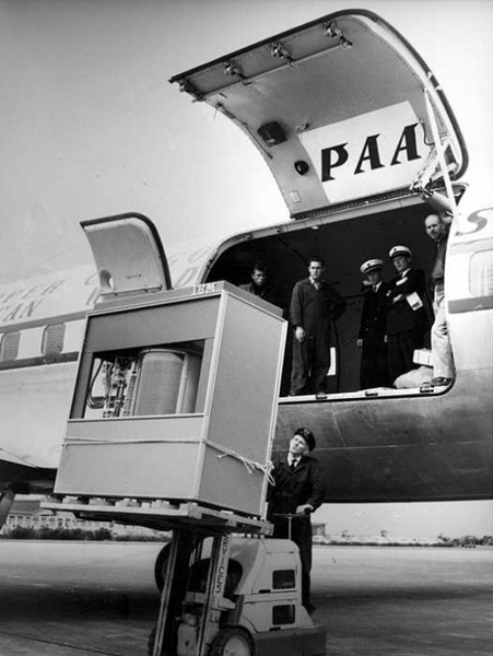 1956年9月13日，第一个硬盘驱动器由IBM发布