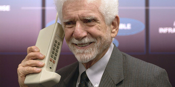 第一个用手机打的电话是1973年Dr. Martin Cooper打的