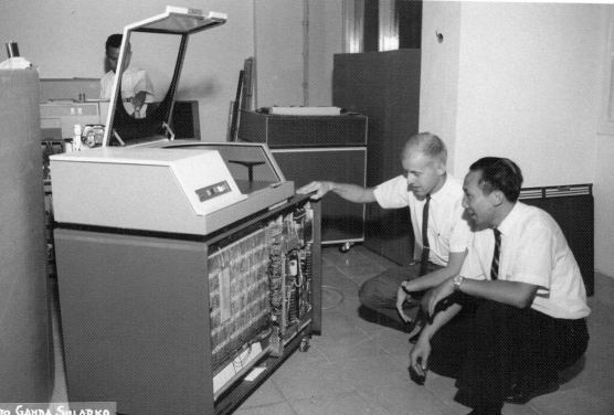 1963年，IBM开发了第一个可移动硬盘驱动器，容量为2.6 MB