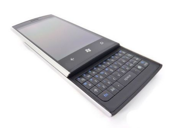 戴尔于2010年11月发布了Venue Pro，这是第一款使用Windows Phone操作系统的智能手机