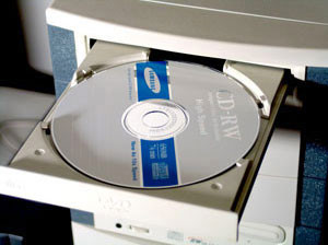 具有将数据写入CD能力的CD-R(Recorable CD)技术从1990年开始在市场上上市