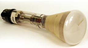 1947年弗雷迪·威廉姆斯与汤姆·基尔伯恩开发了威廉姆斯－基尔伯恩管