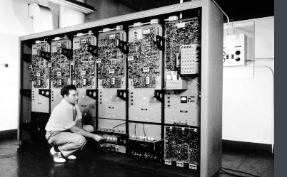 杰伊·弗雷斯特和其他研究人员在1949年提出了在旋风计算机中使用磁芯存储器的想法