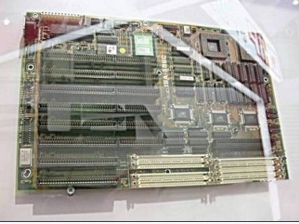 1989年，华硕推出世界上第一款个人计算机主板386/33