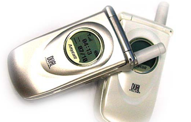 2000年5月发布三星公司生产的世界上第一款双显示屏折叠手机