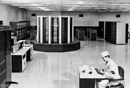 1983年12月22日我国第一台大型通用电子数字计算机——“银河”研制成功