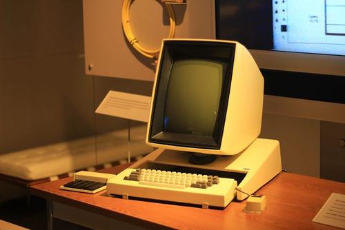 Xerox Alto世界上第一台使用鼠标的电脑于1973年3月1日首度公开