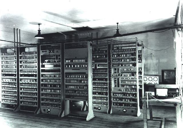 1952年亚历山大·S·道格拉斯创作了井字棋电脑游戏