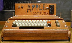 Apple-I于1976年4月于加州帕罗奥图的家酿计算机俱乐部上展示