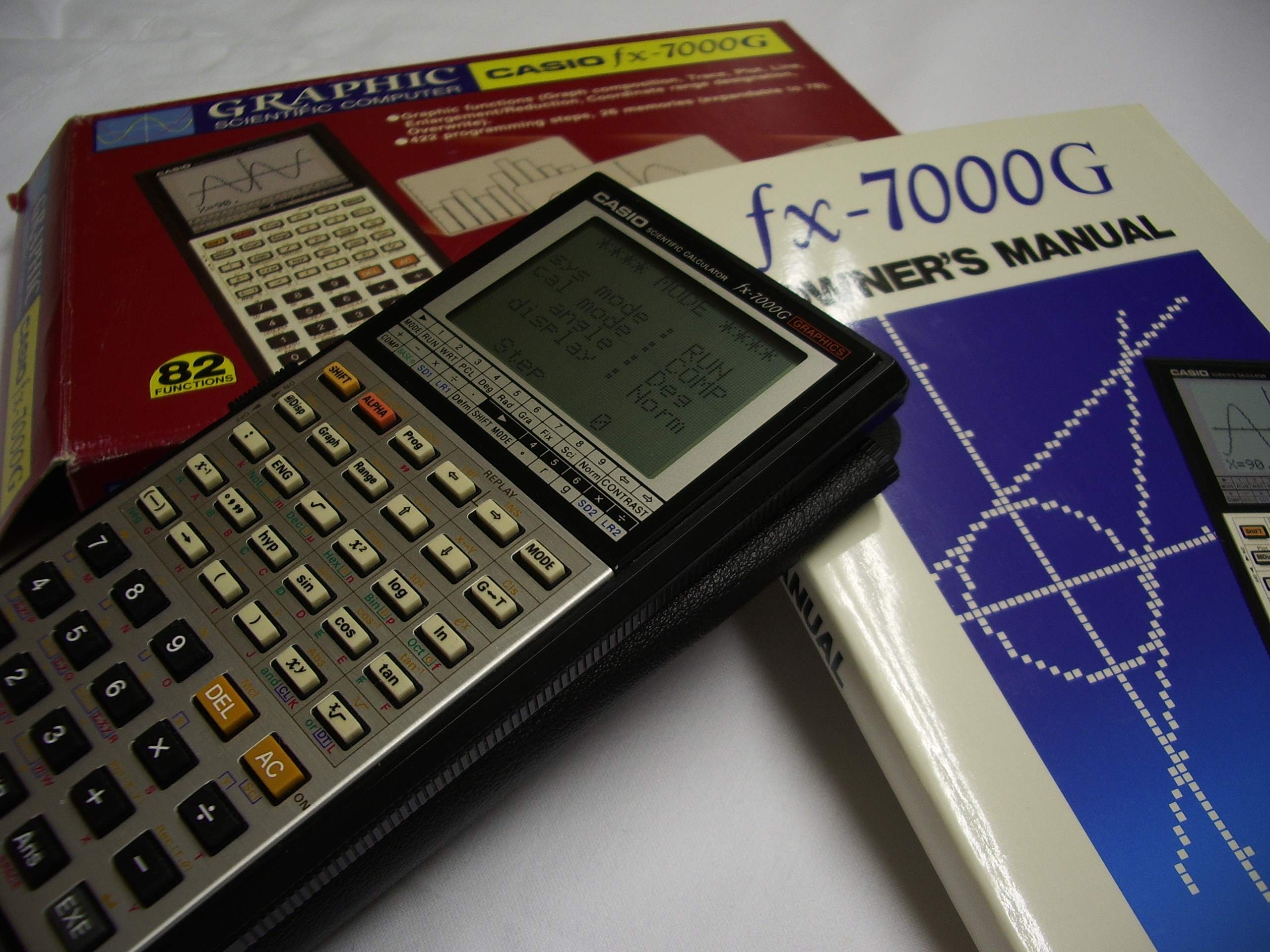 世界第一款面向大众销售的图形计算器卡西欧 Fx-7000G于1985年面市