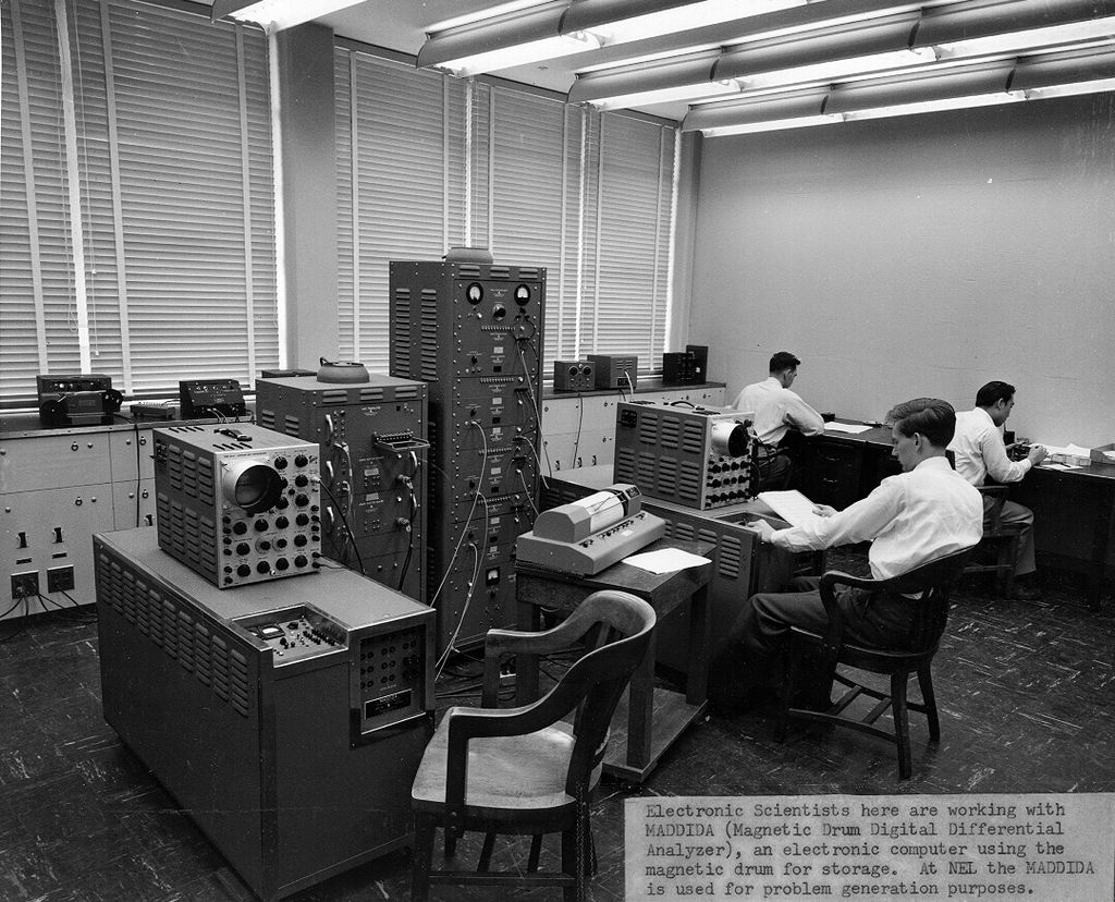 1949年，磁滚筒数字微分分析器（MADDIDA）面市