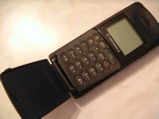 1995年，第一款“翻盖手机”——摩托罗拉8900问世