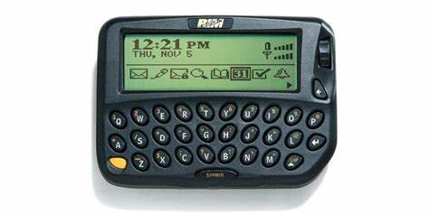 1999年，第一款黑莓手机——黑莓850问世，第一台集成电子邮件设备