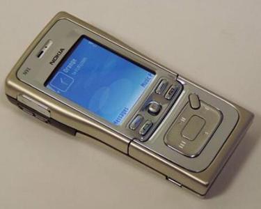 2005年，诺基亚N91面市，全球第一款内置4GB微机械硬盘的手机