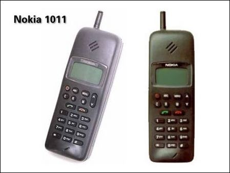 1992年11月10日。全球首款“GSM”手机——诺基亚1011上市，世界第一部能发短信的手机