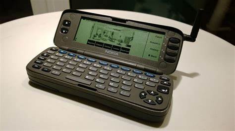 1996年，诺基亚推出全球首款QWERTY全键盘手机——诺基亚9000 Communicator