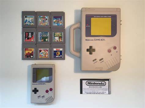 1989年4月21日，任天堂发表了游戏掌机Game Boy，为掌机游戏的盛行奠定了基础