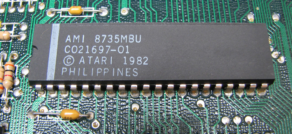 1997年10月，游戏机雅达利2600首次出现专门输出图形的Antic芯片，是最早的“显卡”