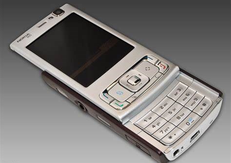 2007年3月，诺基亚N95发布，双向滑屏设计